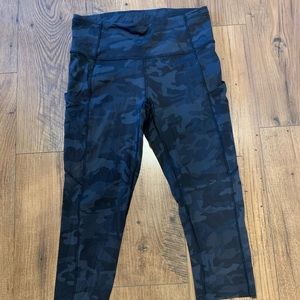 Lululemon camo crop pants size 6